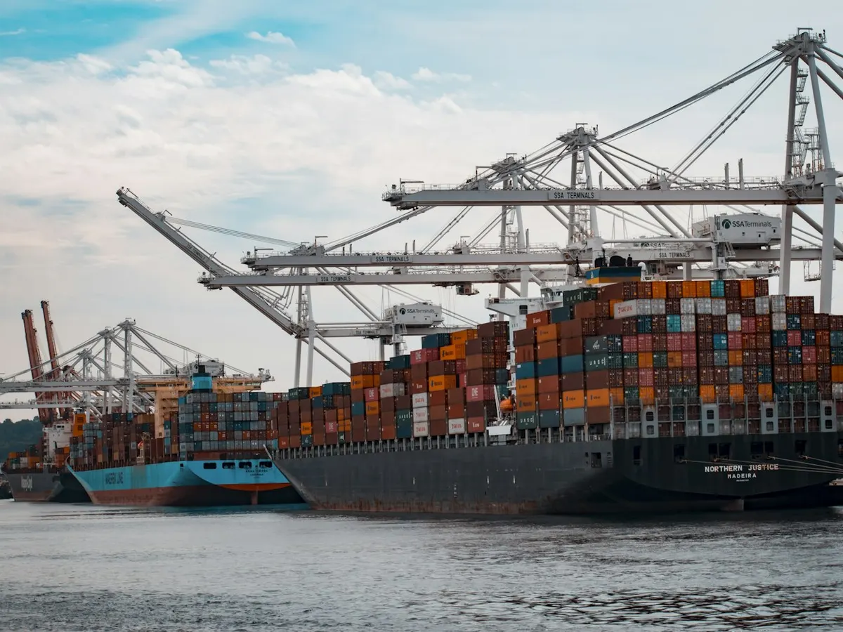 Containerschip aan de kade