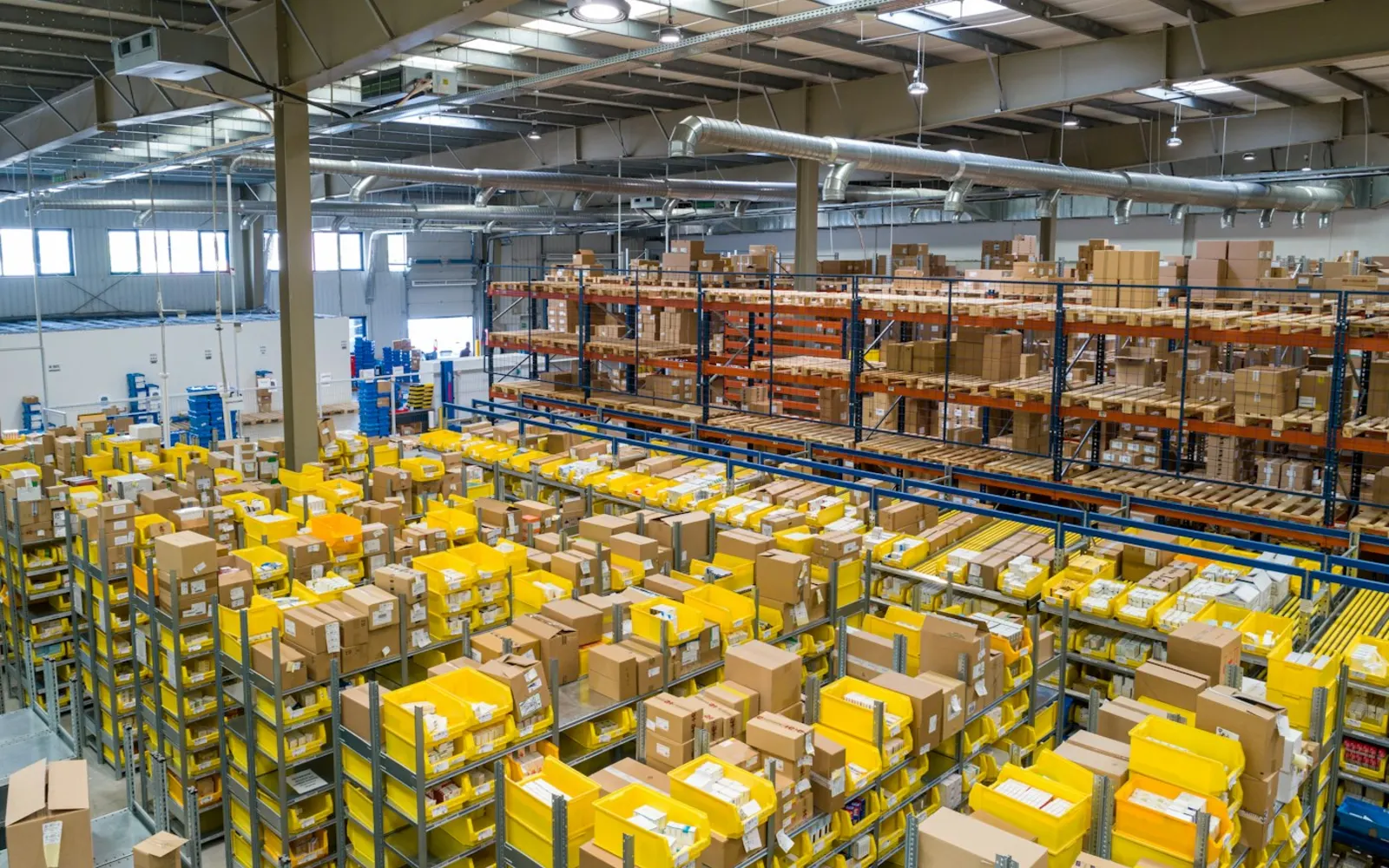 Magazijn met stellingen vol dozen