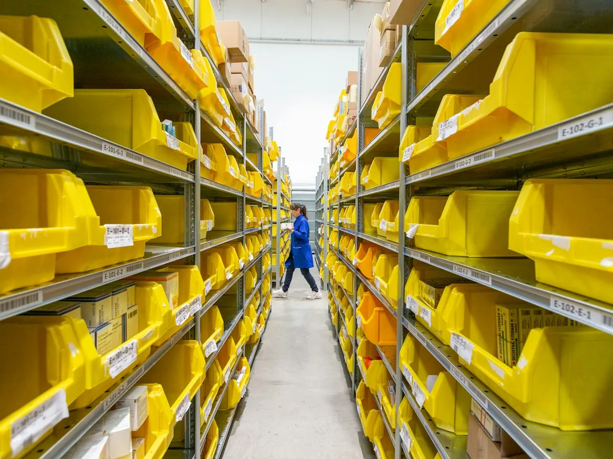 Medewerker tussen magazijnstellingen