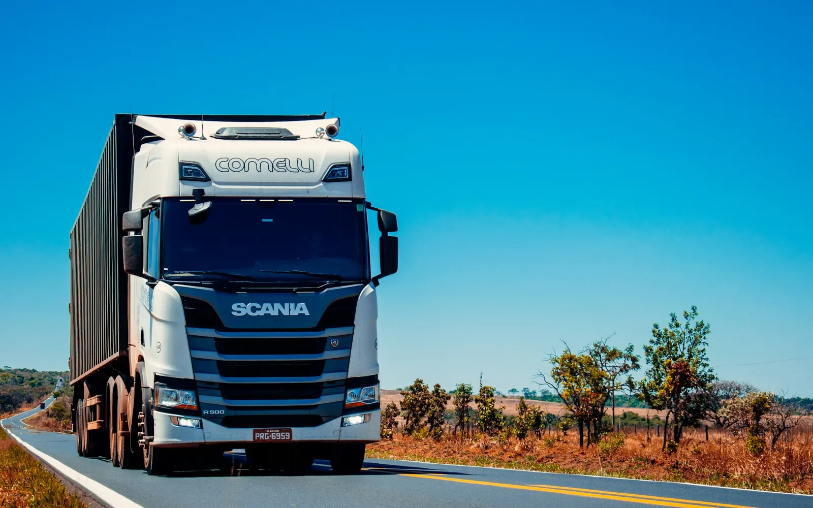 Vrachtwagen op de weg