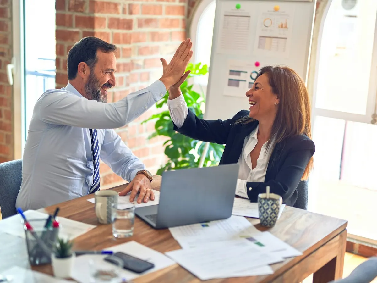 Collega's die een afspraak bevestigen aan een bureau