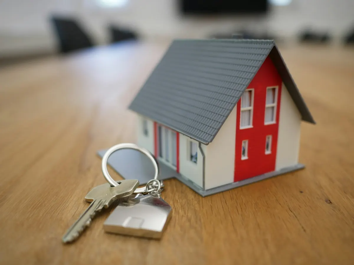 Sleutel en een huisje op een tafel